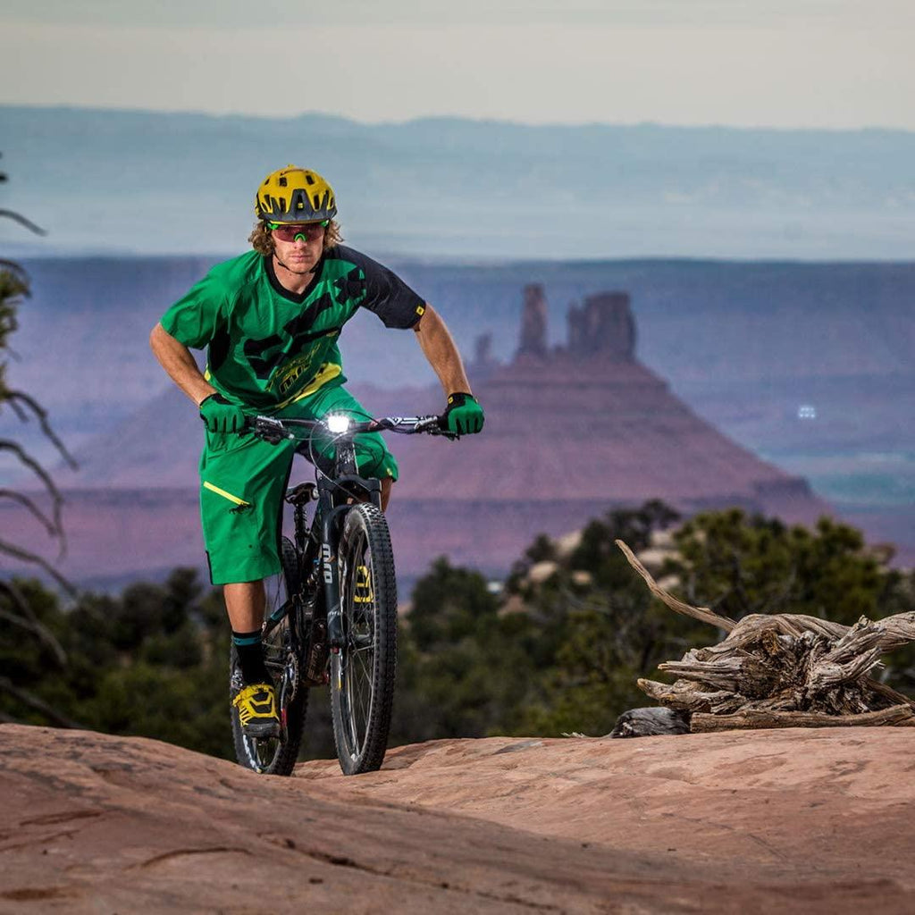 Light & Motion Seca Race 2000, Light up The Trail with 2000 lumens of Power. Patented Optics and a Combination of spot + Wide-Flood Beams Allow The Rider to Push Their Limits in Any Terrain.